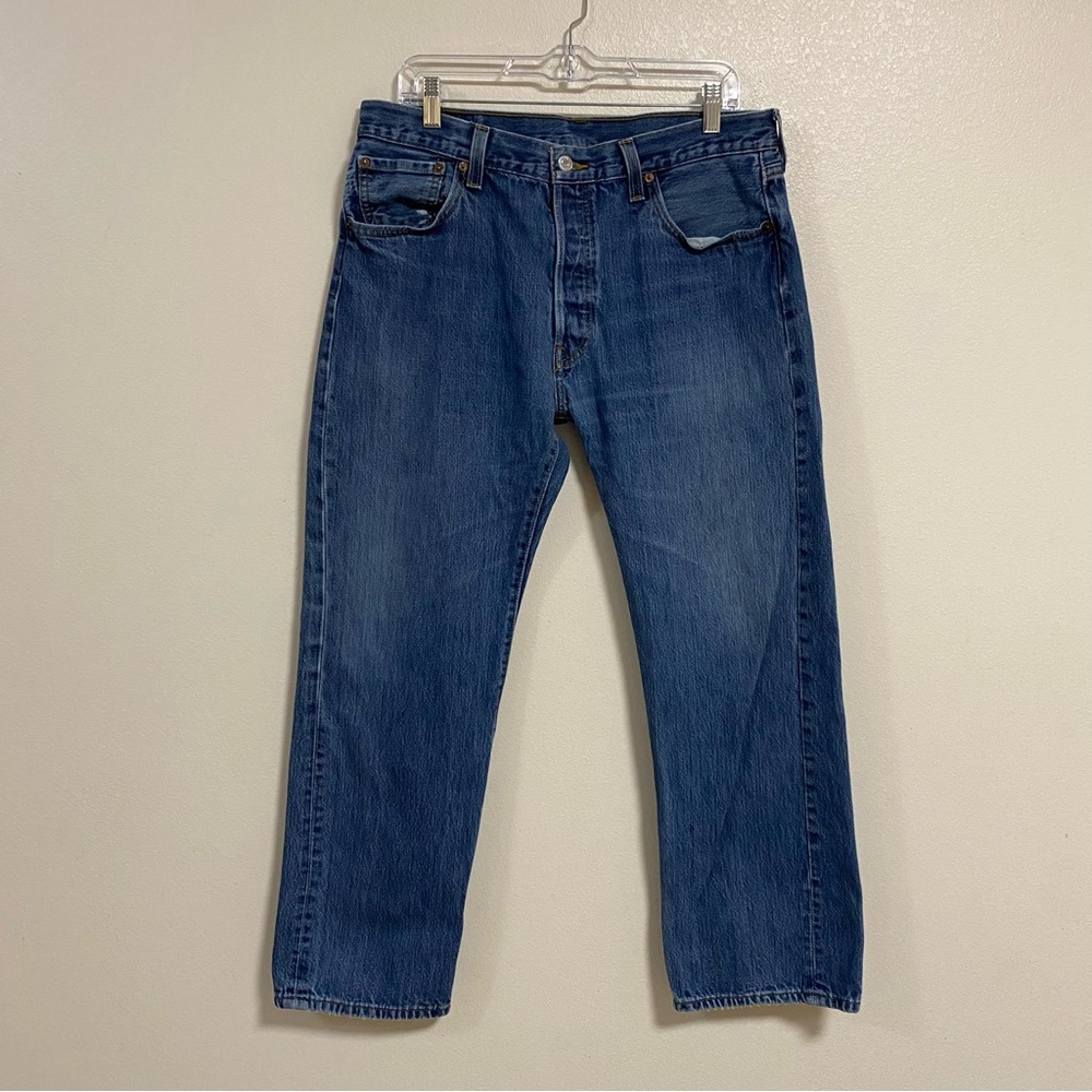 Levi's Jeans Men’s Size 36 Medium Wash 501 straight leg button fly Jeans